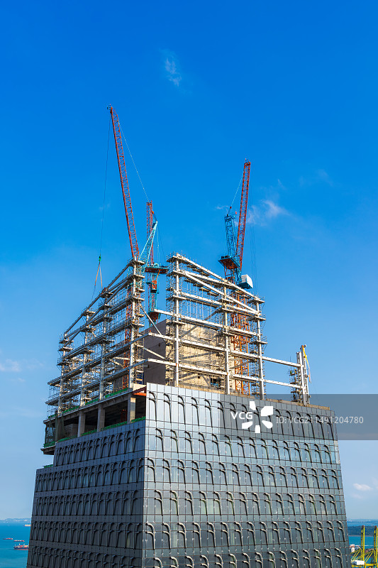 新加坡，滨海湾中央商务区，都市天际线，外立面，玻璃幕墙，塔吊，工地，城市建设，高空作业图片素材