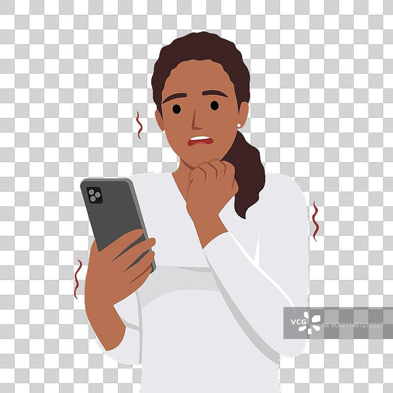 害怕的女人拿着手机，紧张地咬指甲图片素材