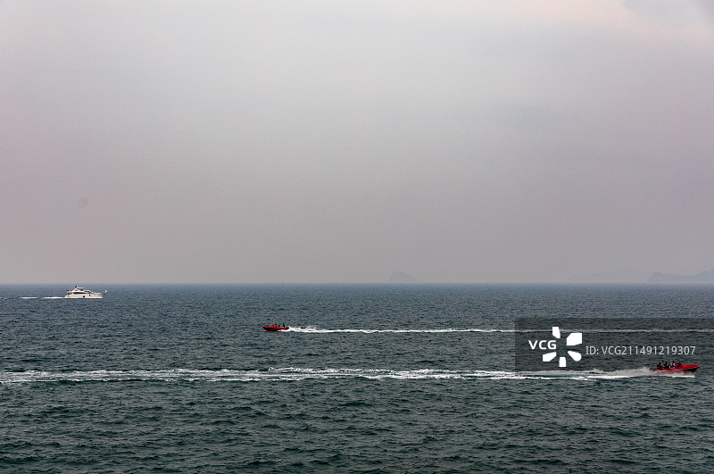 海上航行船的高角度视角图片素材