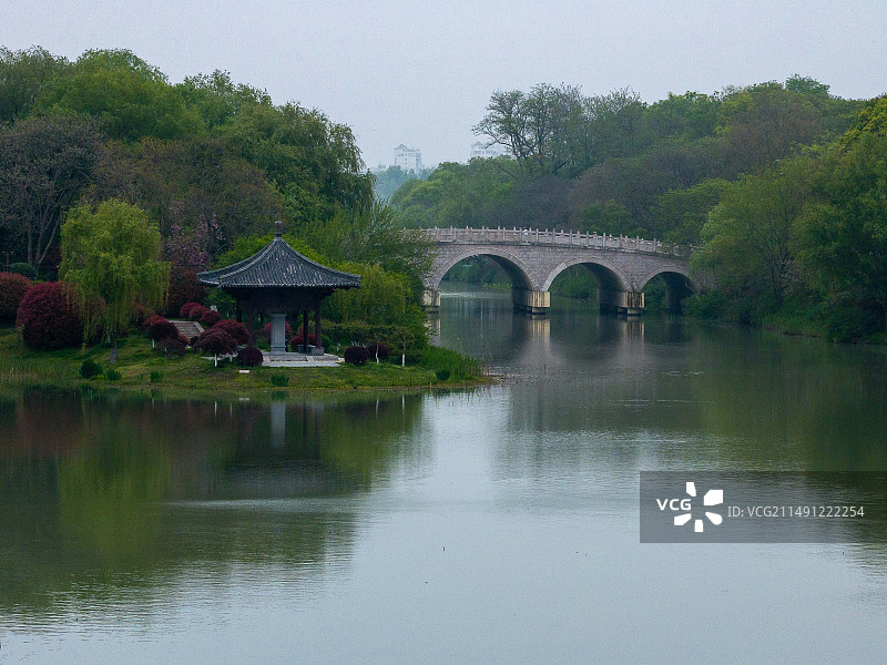 航拍烟花三月扬州唐城遗址、平山堂东路、保障湖风光图片素材