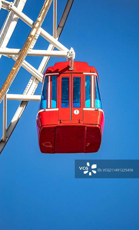 天津海河风情线天津之眼摩天轮上的红色座舱特写镜头图片素材