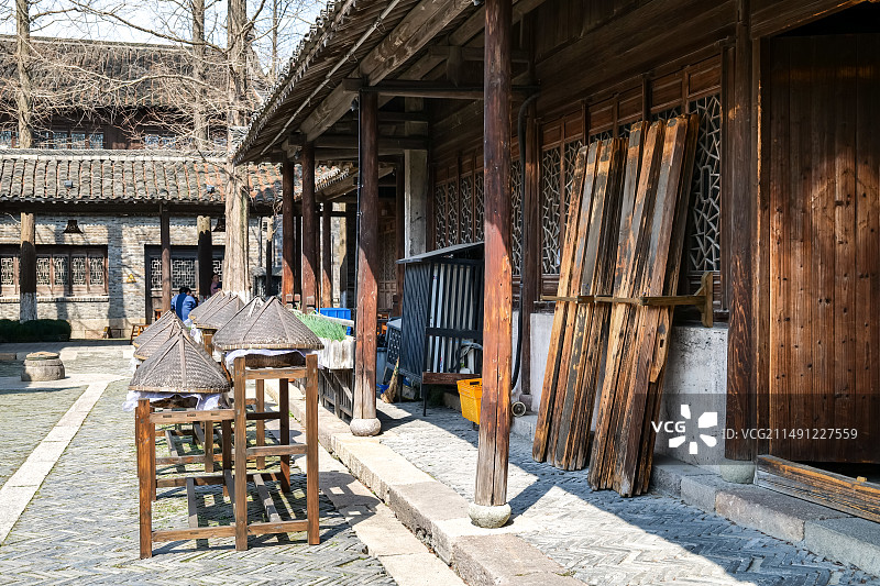 中国浙江嘉兴桐乡市乌镇（江南水乡古镇）西栅景区叙昌酱园晒场图片素材