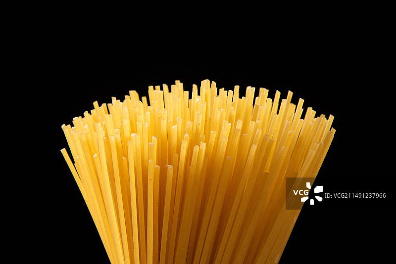 黑色背景上的意大利面食材特写图片素材