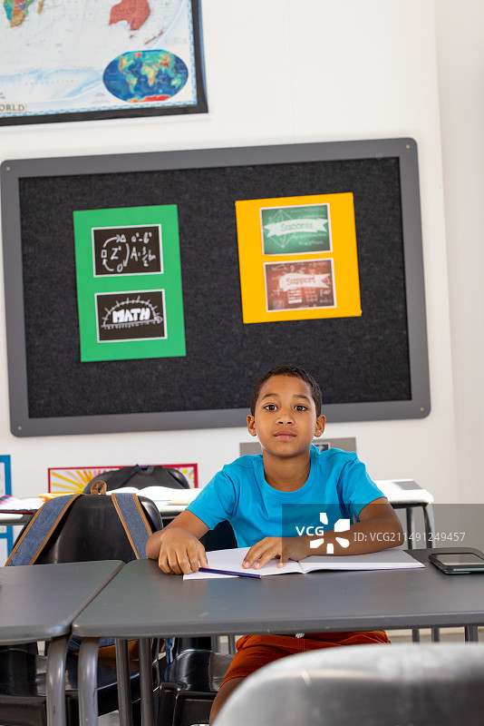 课堂上向前看的混血男孩图片素材