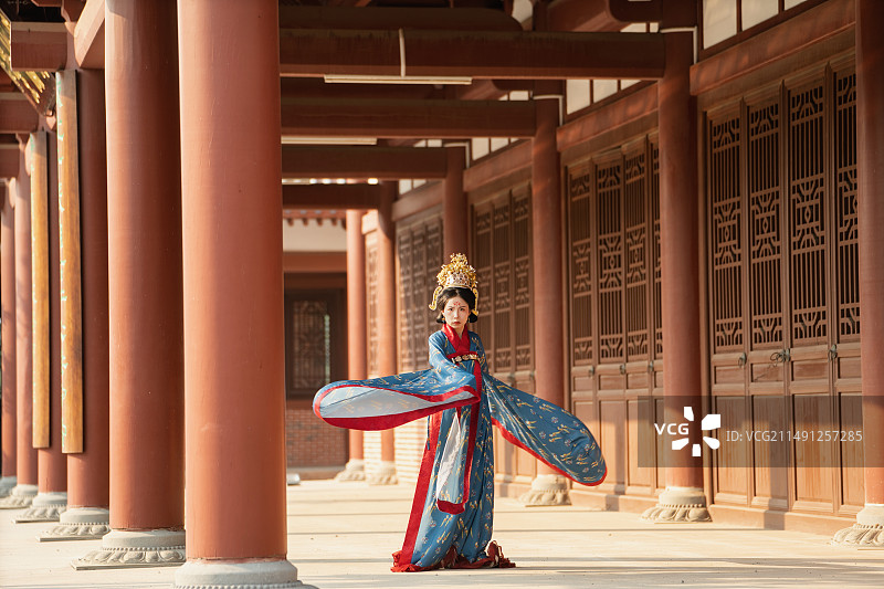 一个穿唐朝武则天女儿太平公主复原盛装礼服婚服的年轻女子图片素材