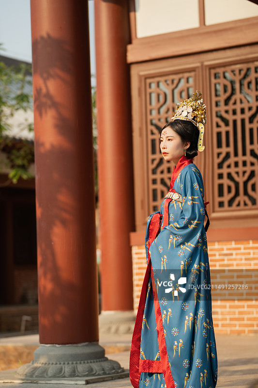 一个穿唐朝武则天女儿太平公主复原盛装礼服婚服的年轻女子图片素材