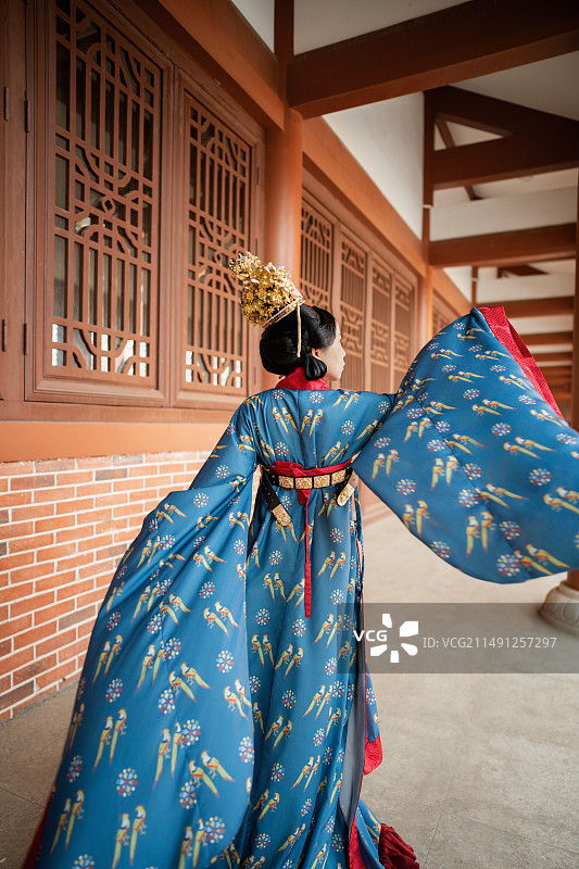 一个穿唐朝武则天女儿太平公主复原盛装礼服婚服的年轻女子图片素材