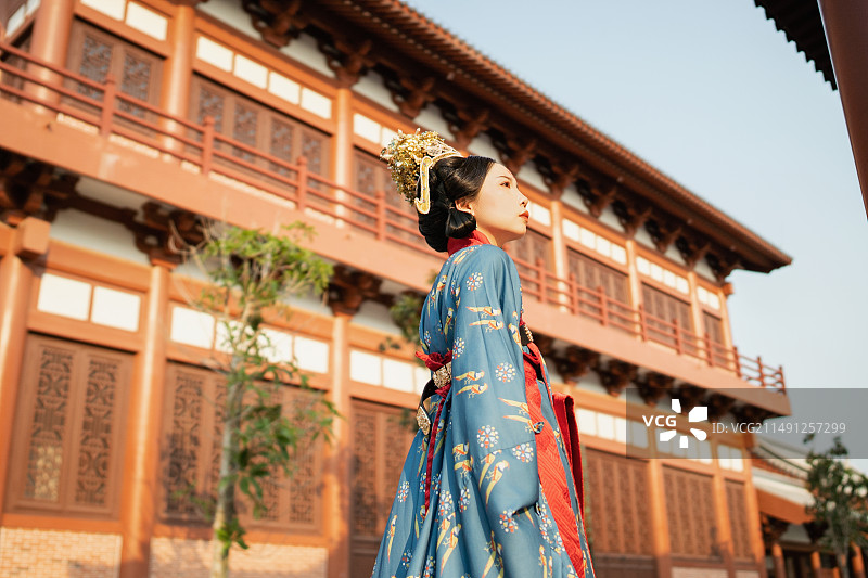 一个穿唐朝武则天女儿太平公主复原盛装礼服婚服的年轻女子图片素材