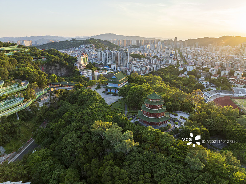 无人机视角，鸟瞰城市森林步道，福道图片素材