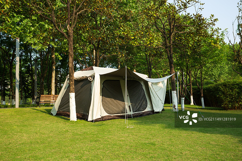 城市公园里草地上的露营帐篷户外健康生活方式无人草坪图片素材