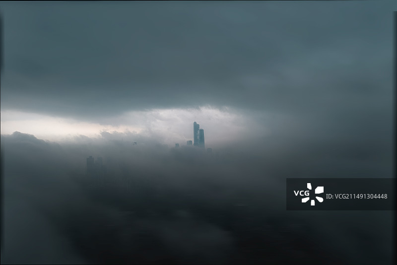 航拍大雨来临前云雾缝隙的广州东塔西塔图片素材