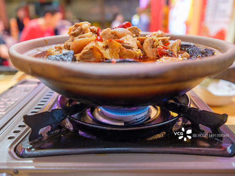 瓦斯炉正在煮砂锅红烧排骨鸡图片素材