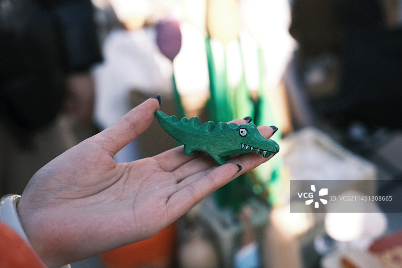 不规则手拿玩具图片素材