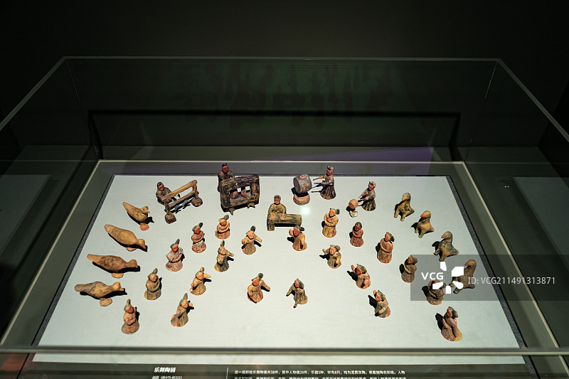 中国古代文明文化遗产拍摄主题，山东济南市博物馆古董文物国宝，唐三彩侍女俑侍从俑陶瓷人像，室内无人图像图片素材