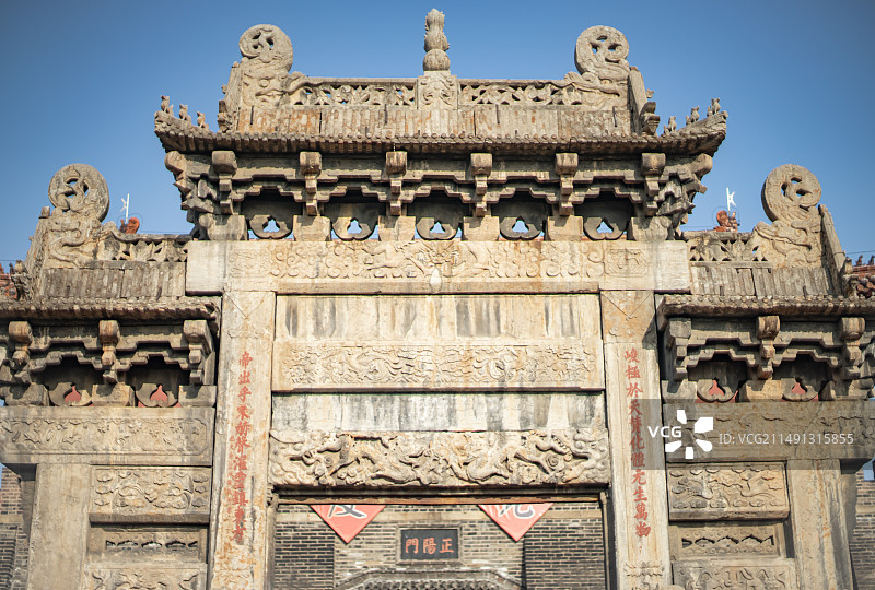 中国非都市风光拍摄主题，山东省泰安市国内著名景点泰山风景区，岱庙行宫城门门口的岱庙坊牌坊图片素材