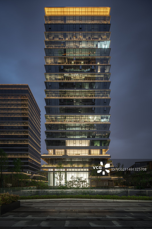 西安写字楼黄昏夜景图片素材