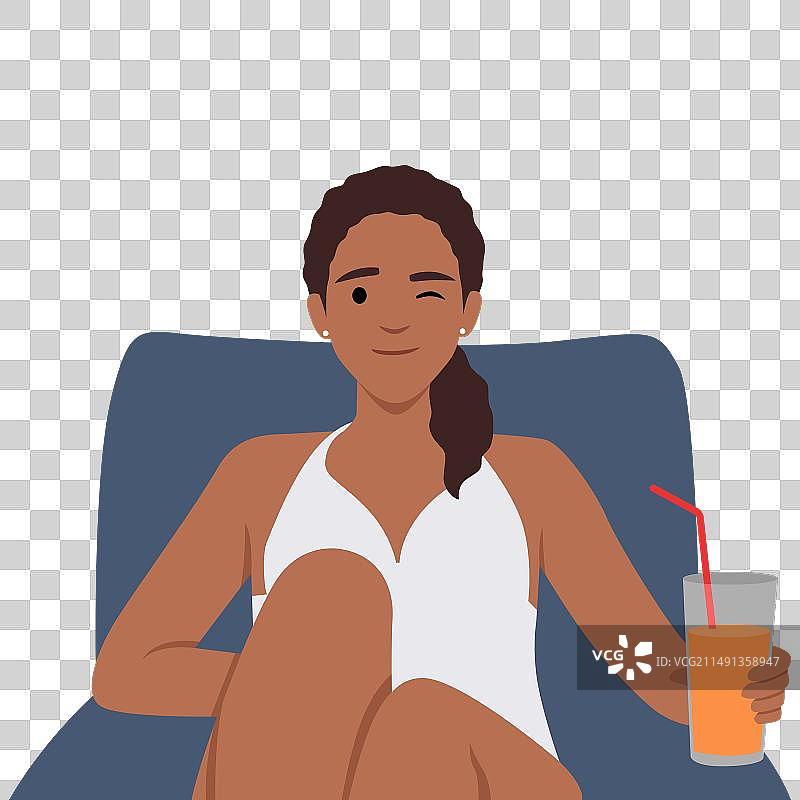 身穿比基尼的女人坐在泳池边的躺椅上图片素材