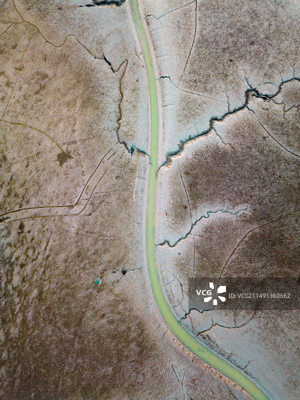 高角度视野下的沙滩上的河道图图片素材