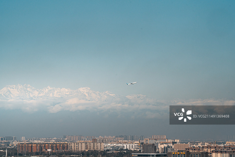 雪山下的公园城市，看飞机起飞图片素材