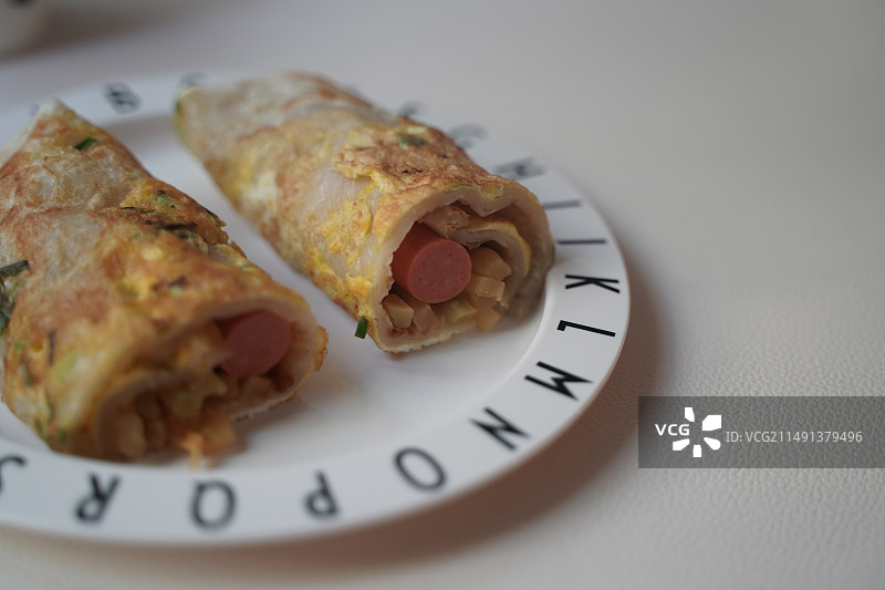 火腿肠鸡蛋饼中式早餐图片素材