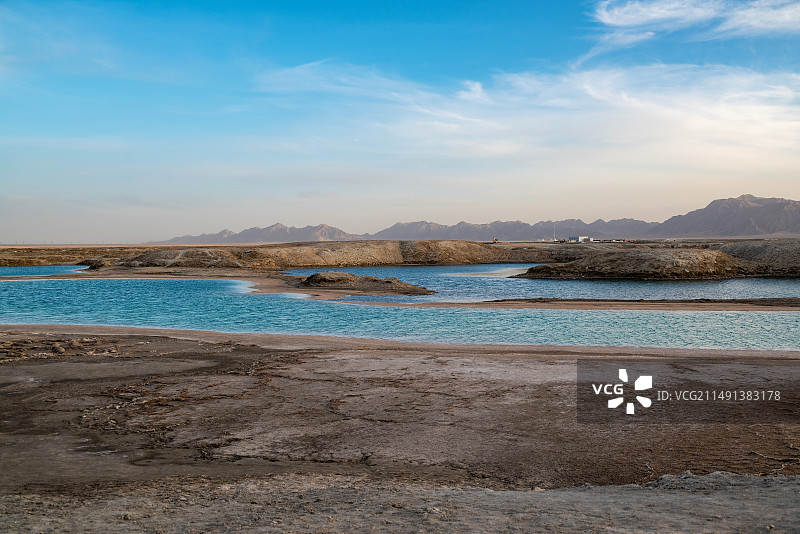 青海海西大柴旦翡翠湖群山下的蓝绿盐湖图片素材