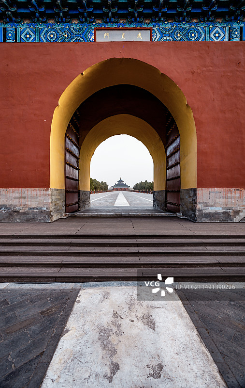 春天清晨无人的北京天坛公园丹陛桥成贞门祈年殿建筑景观图片素材