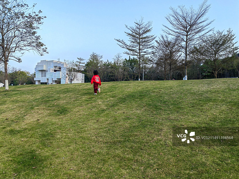 走过草地上的孩子河源春沐源，龙骨乐园。小朋友走过草地图片素材