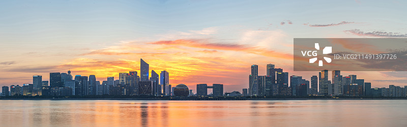 杭州 钱江新城全景 钱塘江北岸 晚霞 彩霞 云彩 城市阳台 杭州城市建筑风光 地标 标志性建筑图片素材
