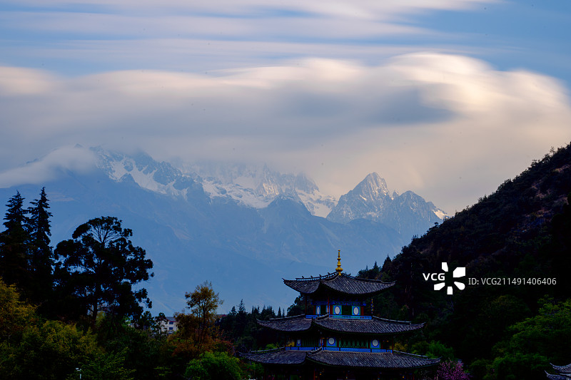 丽江市区公园拍摄玉龙雪山图片素材