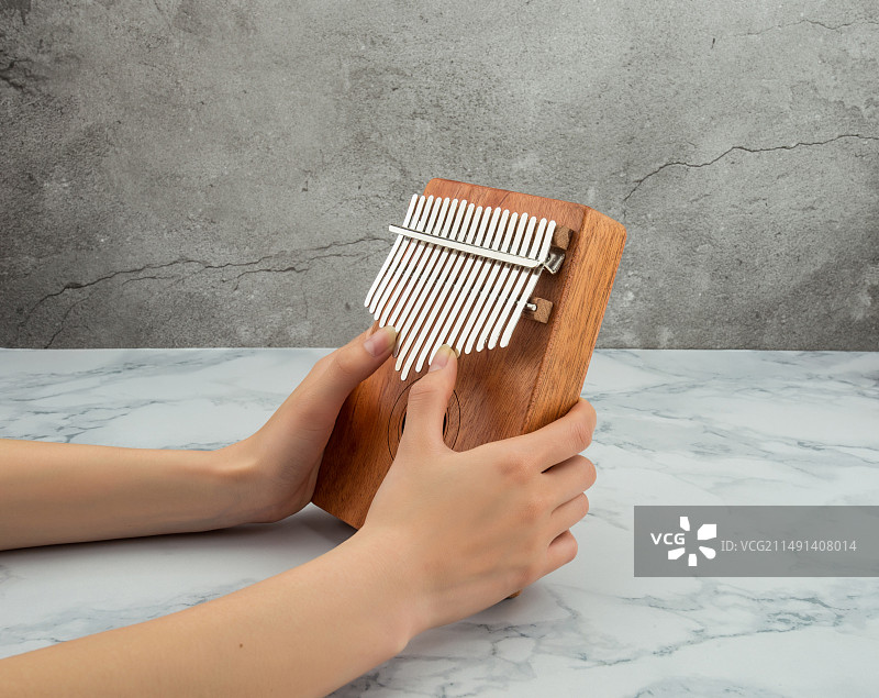 网红乐器手指琴拇指琴林巴琴图片素材