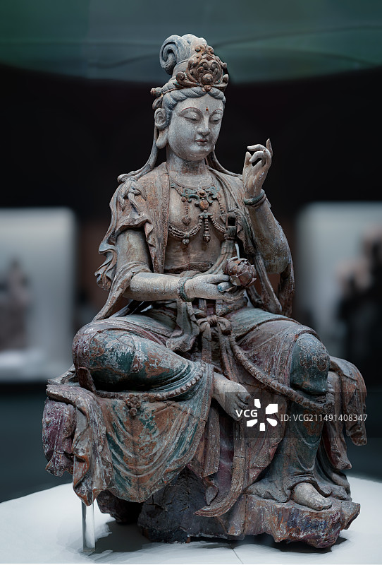 宋代彩绘木雕观音菩萨坐像-水月观音图片素材