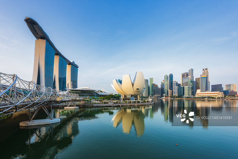 狮城，新加坡滨海湾中央商务区，城市建筑群，都市天际线，地标建筑，亚洲四小龙，螺旋桥，艺术科学博物馆图片素材