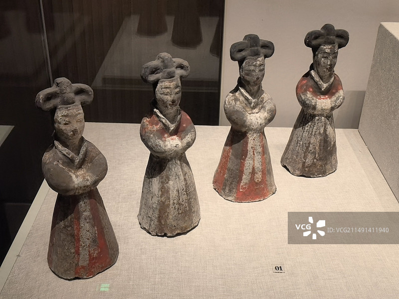 陕西历史博物馆收藏的十字形高髻女俑图片素材