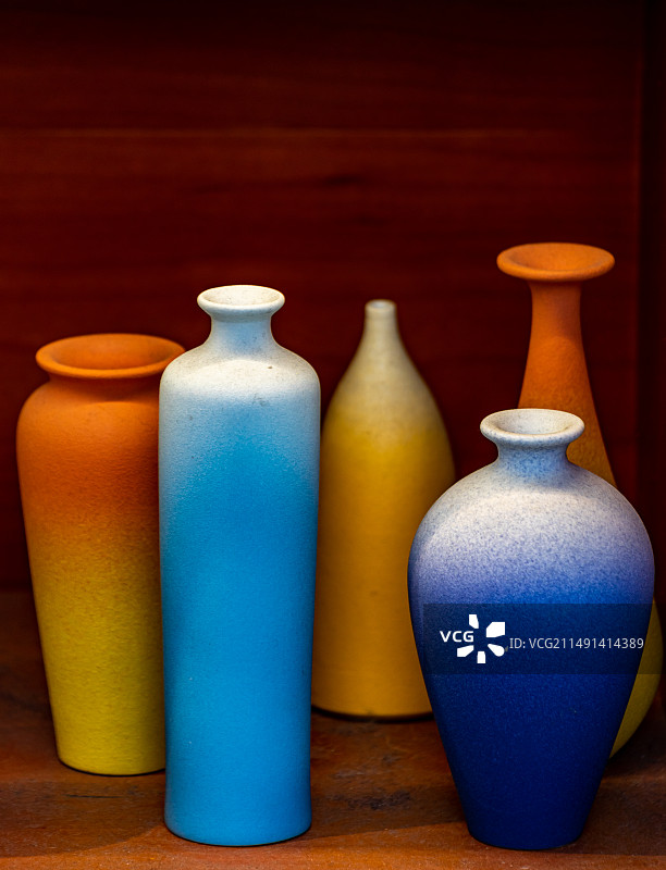 苏州平江路历史文化街区商店里的工艺品瓶子图片素材