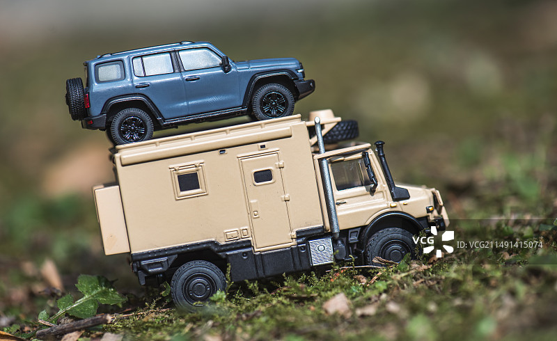越野车和重型房车模型模拟野外越野的场景图片素材