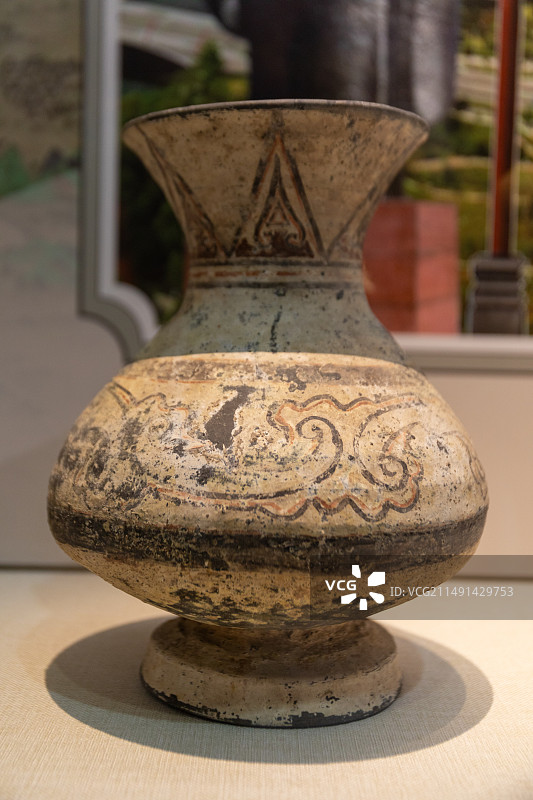 济南博物馆文物彩绘灰陶壶，禹城市邢寨汪遗址出土，汉代，德州市博物馆藏图片素材
