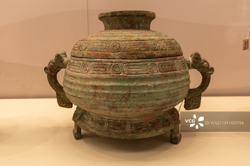 济南博物馆文物青铜龙首鋬簋，五峰北黄崖仙人台出土，长清区博物馆藏图片素材