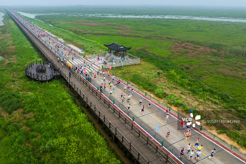 最美水上公路的马拉松图片素材