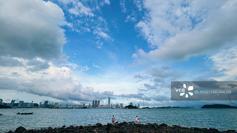 厦门海沧区海沧湾公园远眺厦门岛图片素材