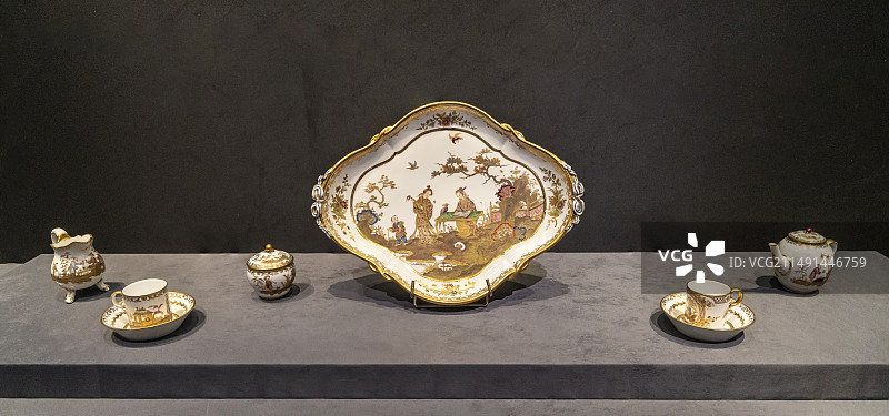 北京故宫“紫禁城与凡尔赛宫”展：彩绘描金风景人物图成套瓷茶具：彩绘描金风景人物图单柄瓷杯—1774年图片素材
