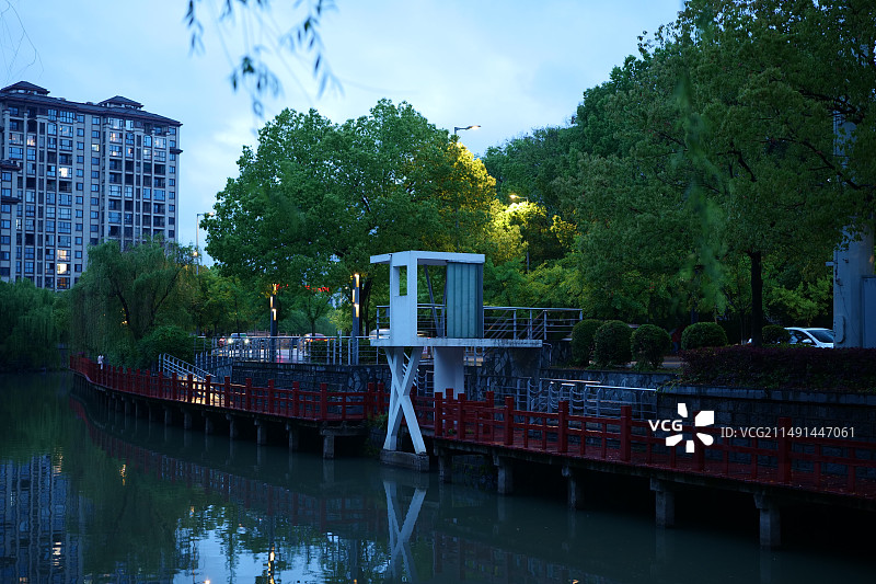 浙江湖州长兴县护城河傍晚的景色图片素材