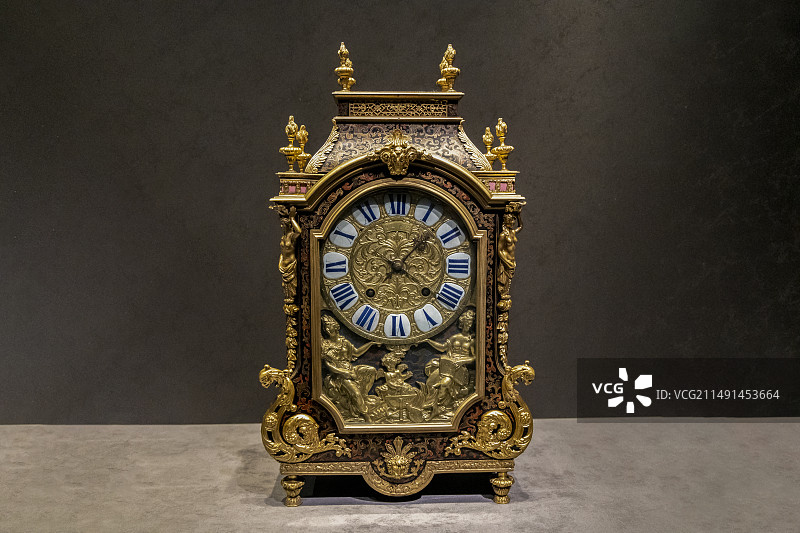 北京故宫“紫禁城与凡尔赛宫”展：黑漆彩绘嵌铜活鼓字盘二套钟——17世纪，法国，故宫博物院藏图片素材
