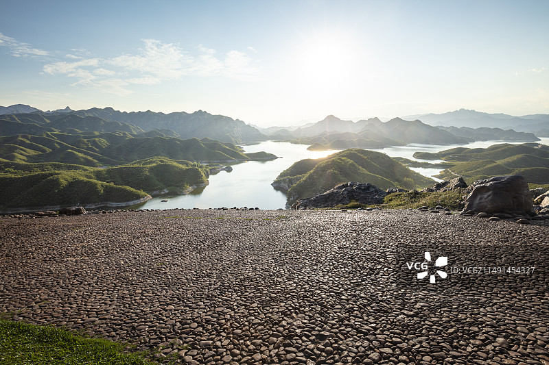 夏天湖边鹅卵石地面与山川，户外自然风景，汽车广告背景图图片素材