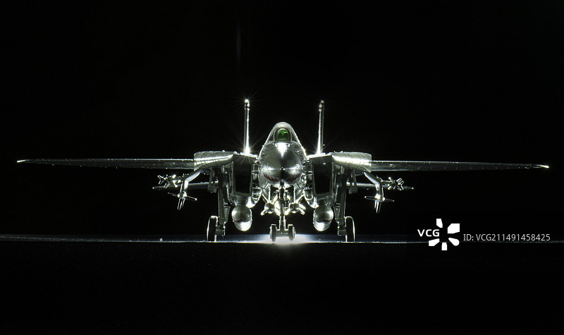 黑色背景中的舰载战斗机模型正面细节特写图片素材