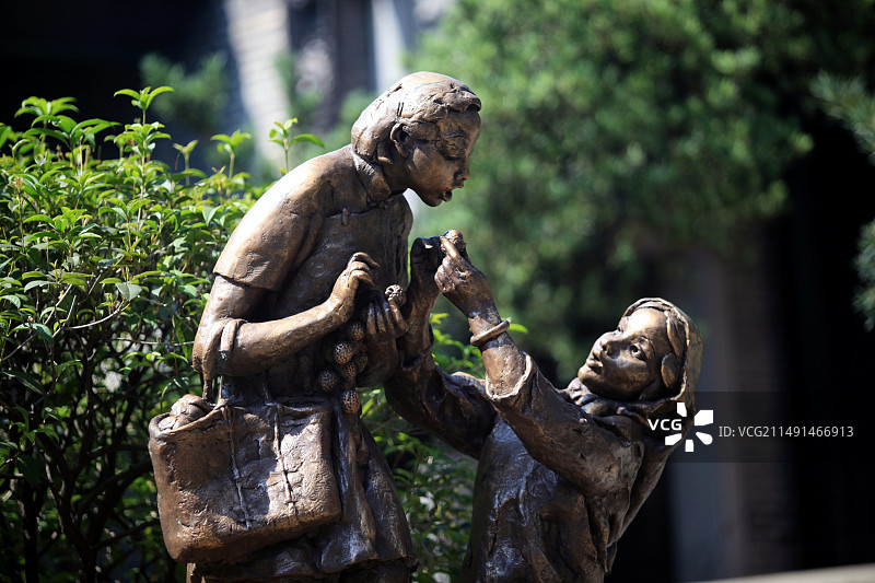 广州陈家祠里的雕塑图片素材