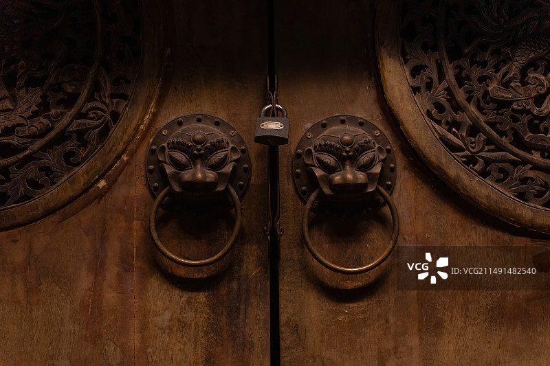 四川德阳旌阳区钟鼓楼广场凹街园林景观木门特写图片素材