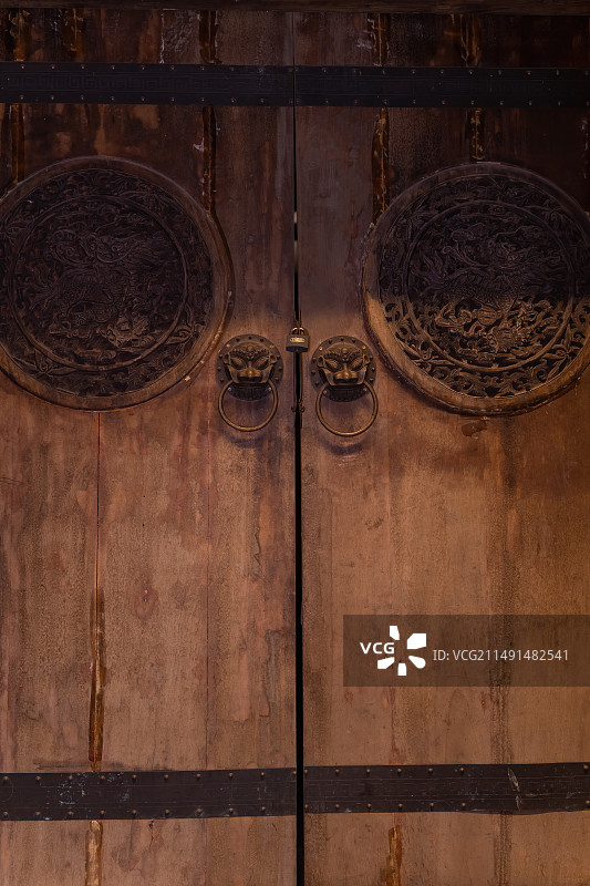 四川德阳旌阳区钟鼓楼广场凹街园林景观木门特写图片素材