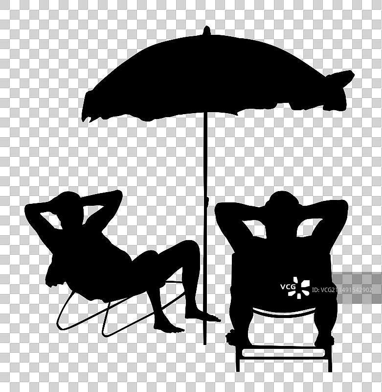 在沙滩椅上休息的度假男子剪影图片素材