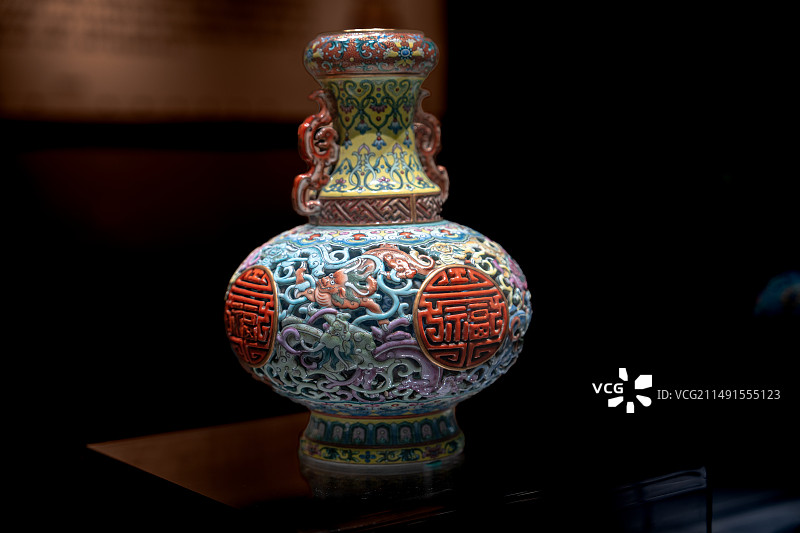 粉彩镂空蟠螭福寿字双耳瓶（清代乾隆）~景德镇中国陶瓷博物馆图片素材