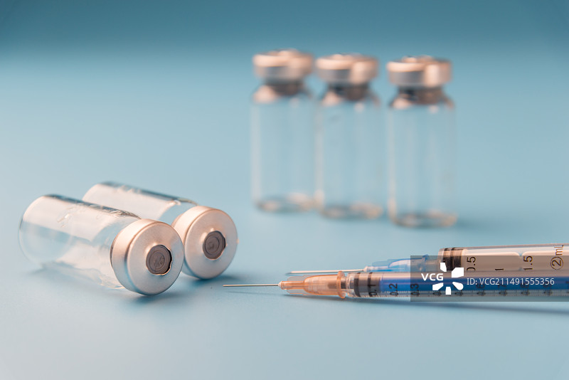 玻璃药品和注射器特写图片素材